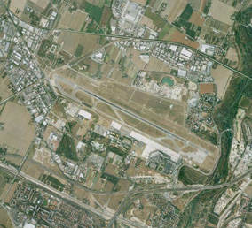 La pista dell'aeroporto di Bologna è stata portata a 2.800 metri per poter ospitare voli intercontinentali.