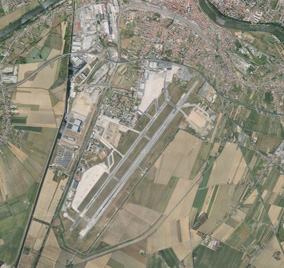 La pista dell'aeroporto di Pisa è lunga 2.993 metri e sarà a breve allungata a quasi 3.300.