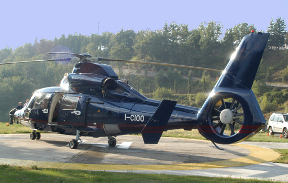 L'elicottero SA365N3 Dauphin appartenente a Il Ciocco Travel impiegato per le prove del MITRE. 