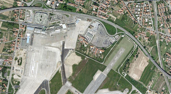 Al centro della foto il borgo di via Cariola e via Carrareccia rimasto circondato dall'aeroporto di Pisa e adesso in corso di abbattimento per consentire l'ampliamento dello scalo.