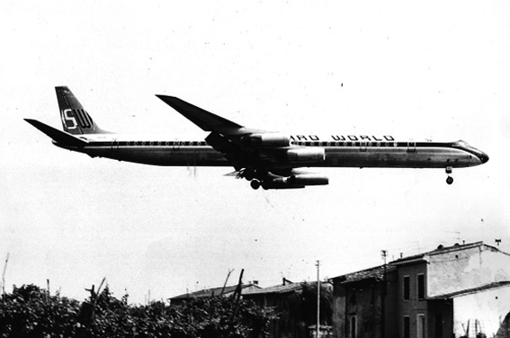 Immagine degli anni '70 con un DC-8 cargo che sorvola in atterraggio il borgo di via Carriola. La foto, scattata da Fabrizio Paolicchi, è stata premiata in occasione di un concorso fotografico promosso nel 2011dalla SAT e Il Tirreno per celebrare il centenario del primo volo a Pisa.