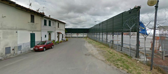 Una vista del Borgo Cariola con le case sulla sinistra e il piazzale aeromobili dell'aeroporto sulla destra. 