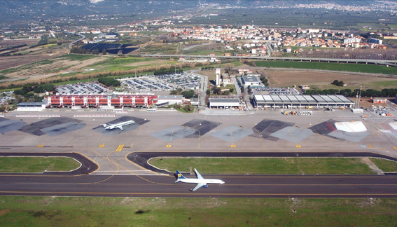 Veduta dell'aeroporto di Lamezia Terme con in primo piano la parte di pista allungata. Alla sua destra si nota la parte mancante di bretella di rullaggio che sarà realizzata a breve.