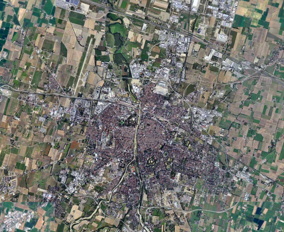 Nella foto sopra (tratta da Apple/Mappe) si vede la città di Parma con a nord-ovest, ad appena 3 km dal centro, l'aeroporto "Giuseppe Verdi". L'immagine sotto è un particolare della zona aeroportuale nella quale si distinguono bene la pista, l'aerea terminale alla sua destra e, subito dietro, la città di Parma. 